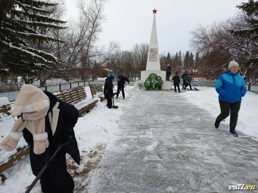 Уборка у обелиска