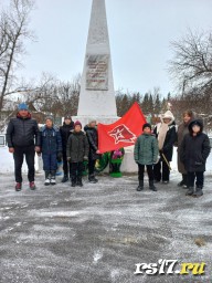Уборка у обелиска