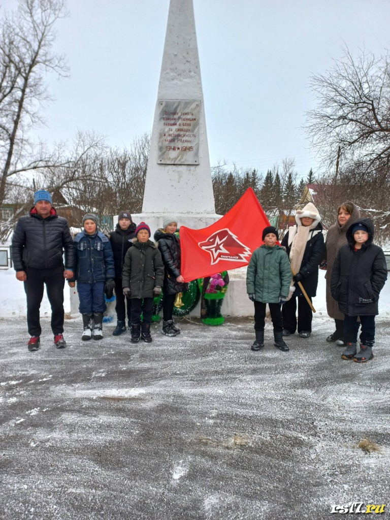 Уборка у обелиска