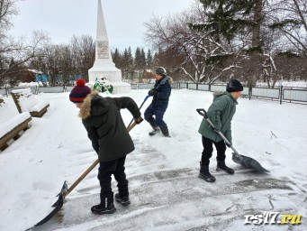 Уборка у обелиска
