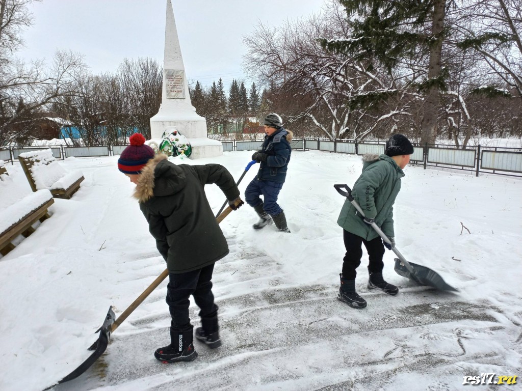 Уборка у обелиска