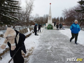Уборка у обелиска
