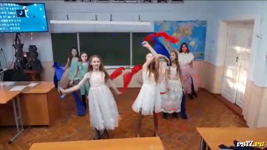 Танец девочек 5 класса «Маленькие красные Дунканята»